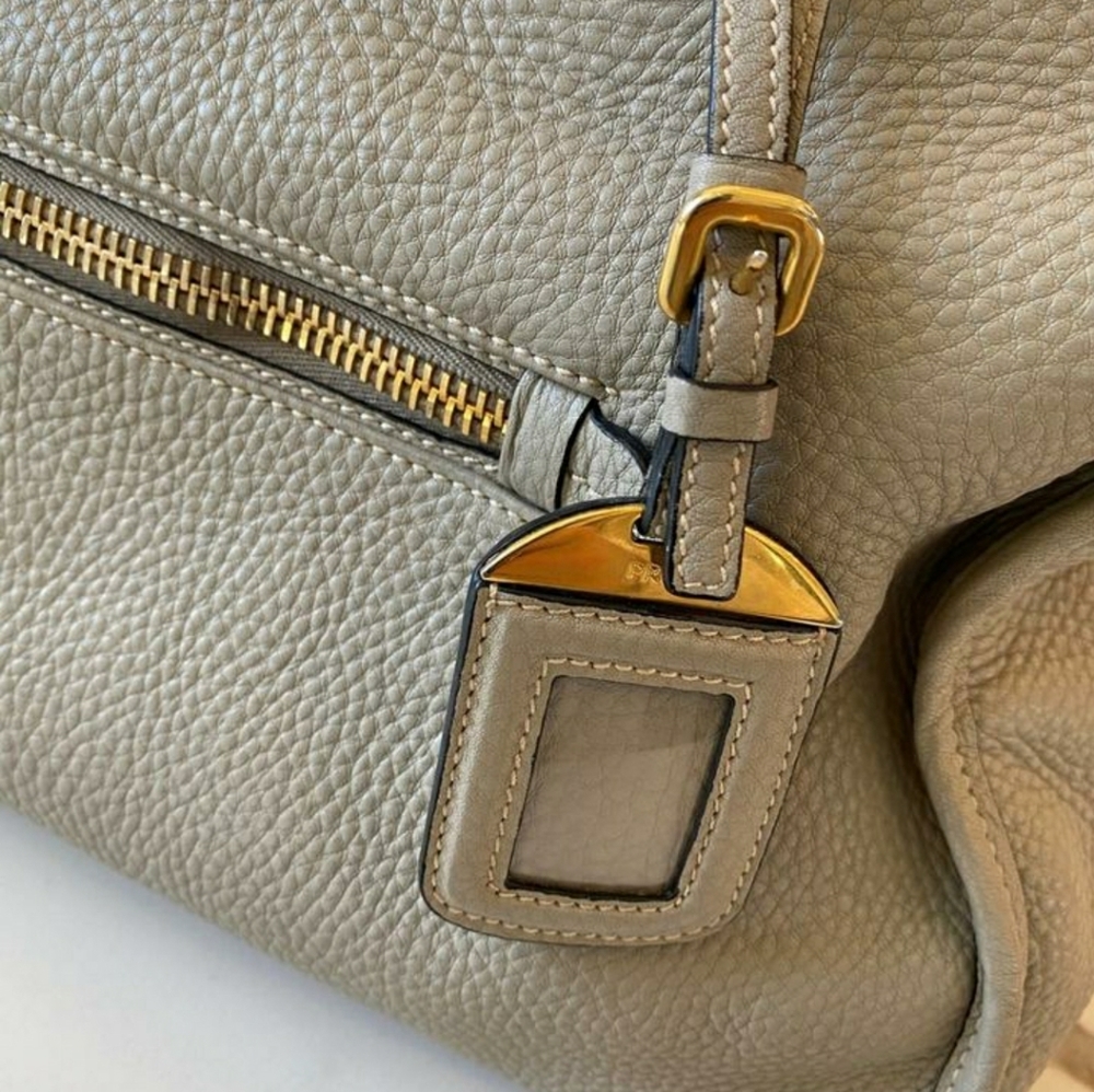 PRADA - Picture 4 of 7